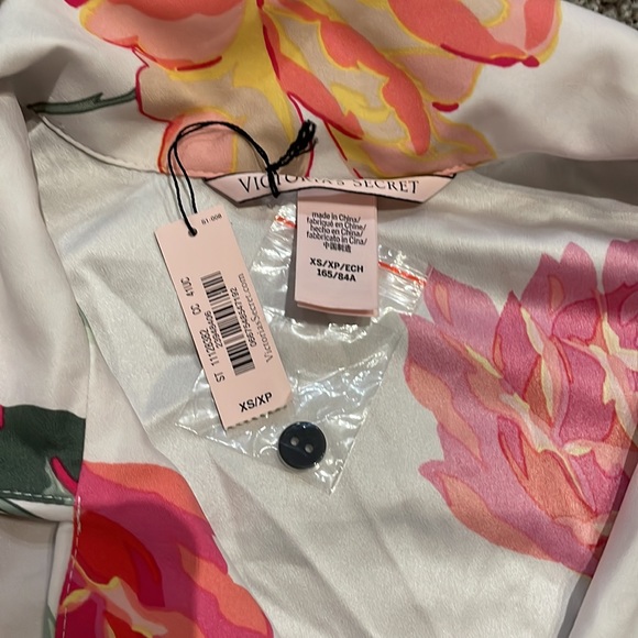 ✨BRAND NEW✨ Victoria’s Secret Floral Romper Size XS - Picture 3 of 4
